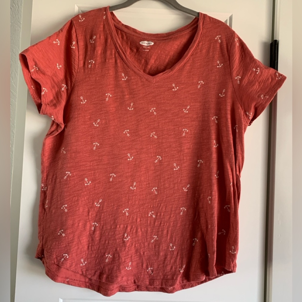 Anchor print v neck top 🏷️ Donating soon, make an offer!